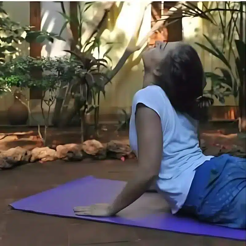 Mariyam de Ma Naturo Yoga - en inde dans un cadre Zen et apaisant, en position de yoga