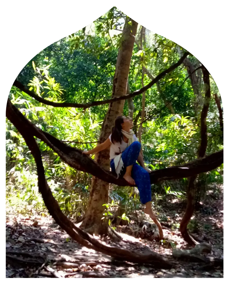 Mariyam thérapeute holistique en Ardèche sur un hamac dans une foret indienne