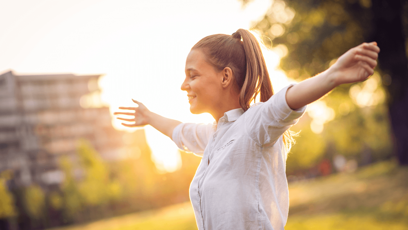 une thérapeute holistique ouvre grand les bras en signe de salutation au soleil - thérapie holistique