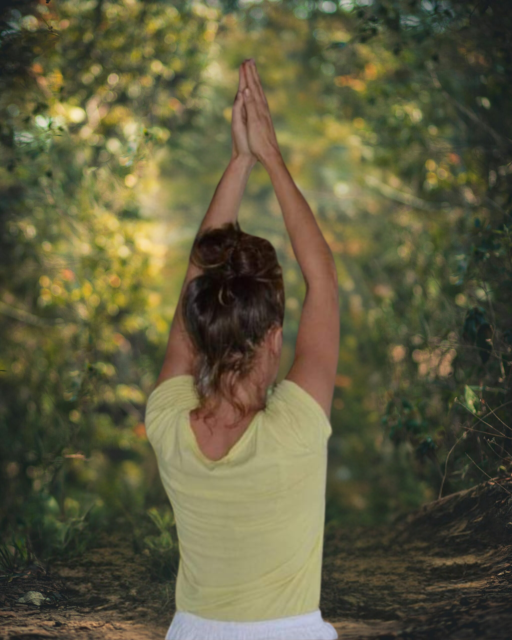 Mariyam, thérapeute holistique et propriétaire du site Ma Naturo Yoga en pleine séance de Yoga en pleine nature boisée